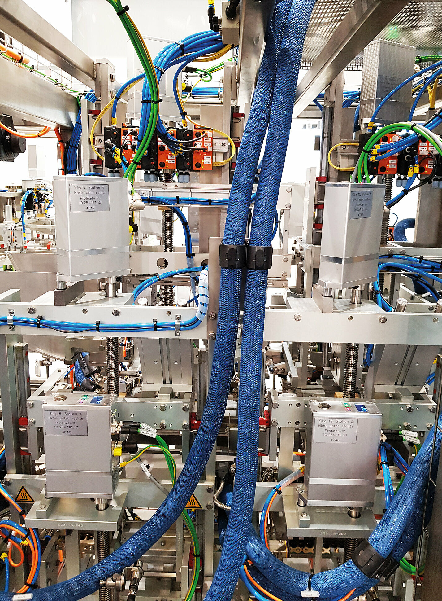 SIKO AG24 positioning drives installed in a packaging machine