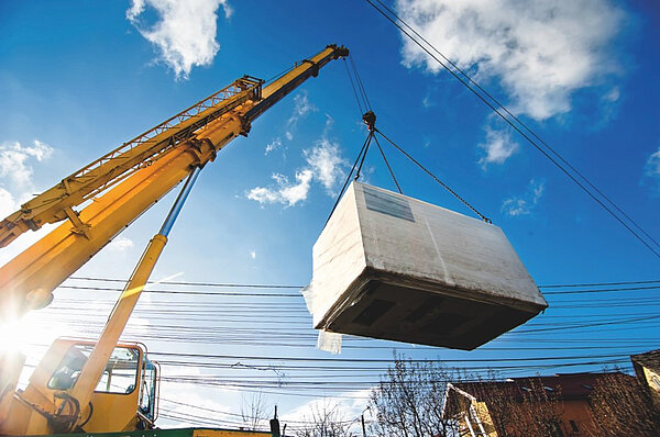 Grue jaune soulève une charge lourde