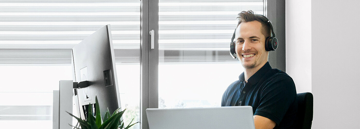 Empleado sonriente de SIKO en la oficina