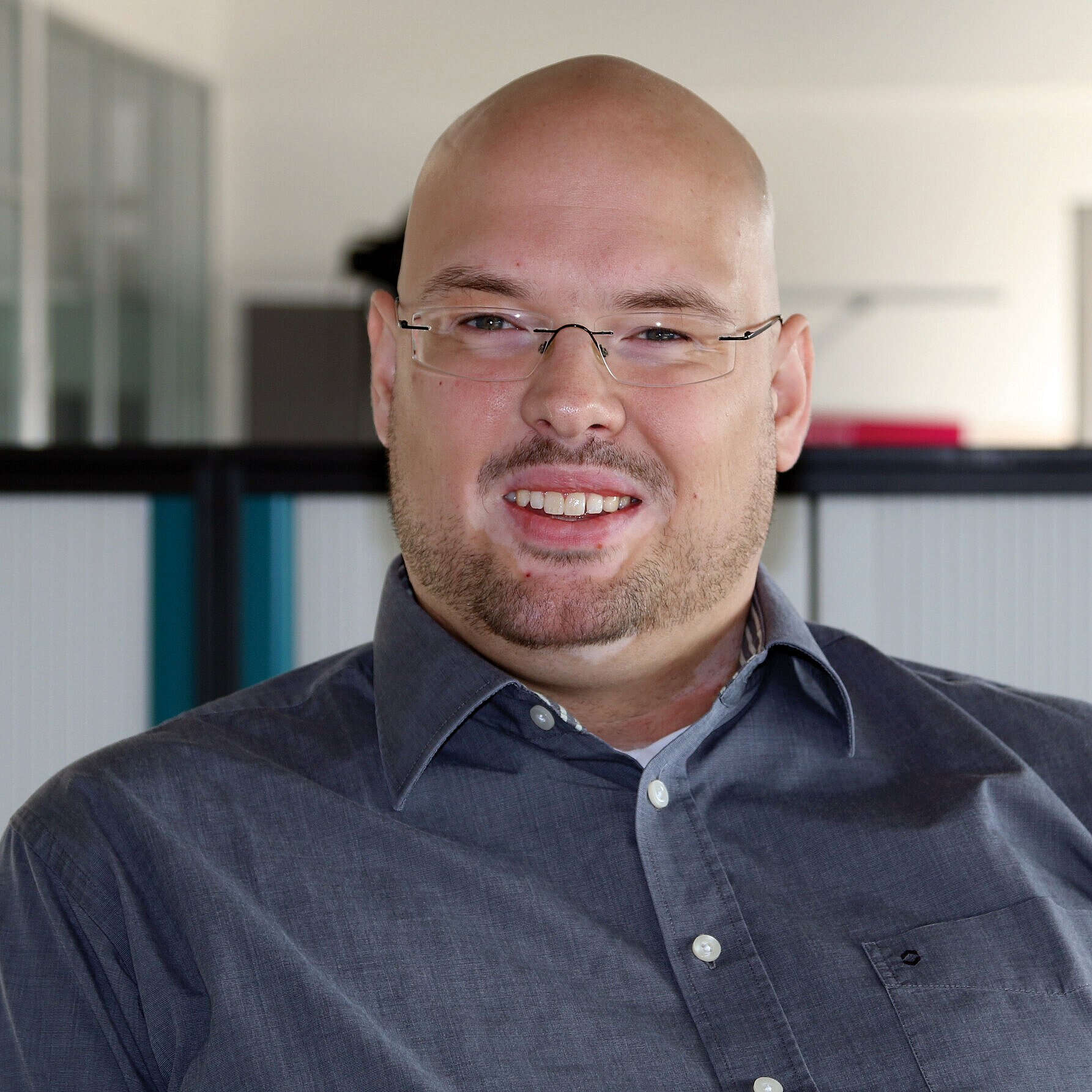 Portraitbild in Büro