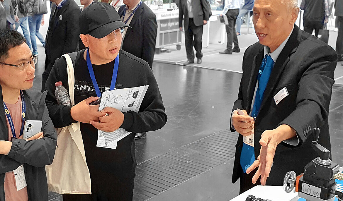 Beratung von asiatischen Interessenten auf einer Messe