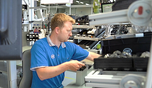 SIKO Mitarbeiter in der Elektronikfertigung bei der Arbeit