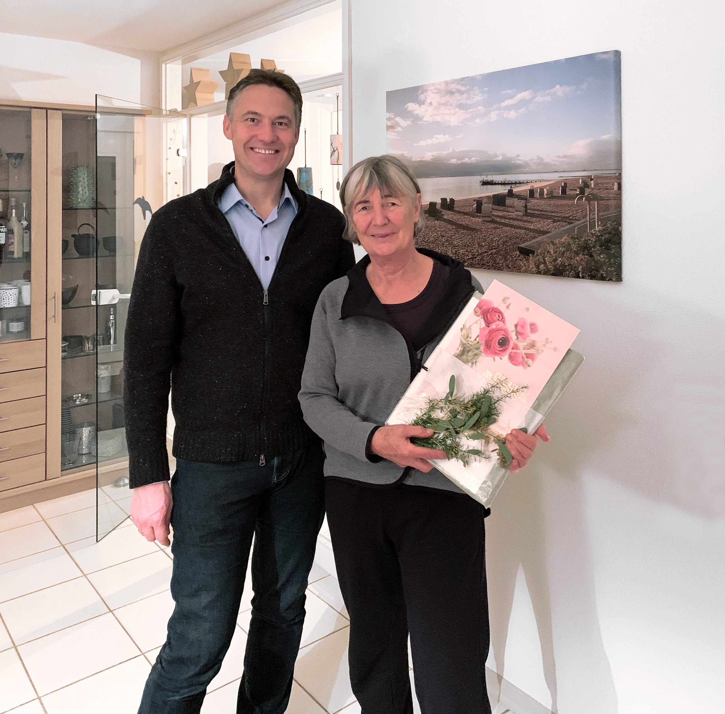 SIKO CEO presents gift to Ursula Wandres