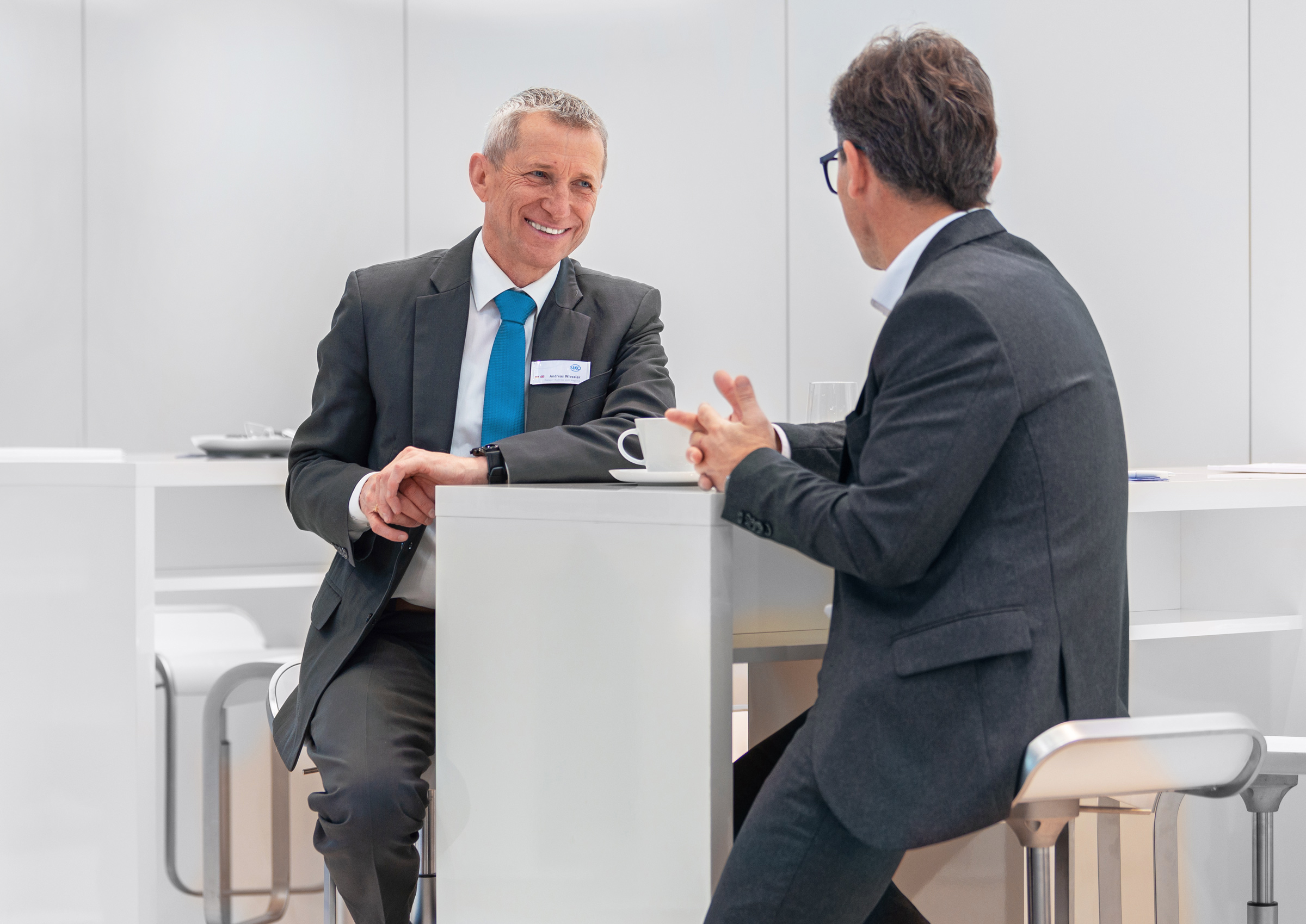 Empleados de SIKO en conversaciones con clientes en una feria